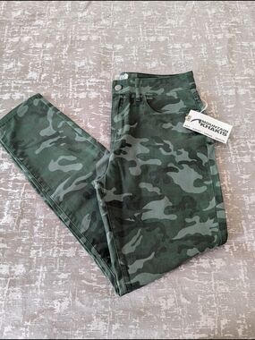 Mountain Khakis Women's Green Camouflage Straight Leg Pants